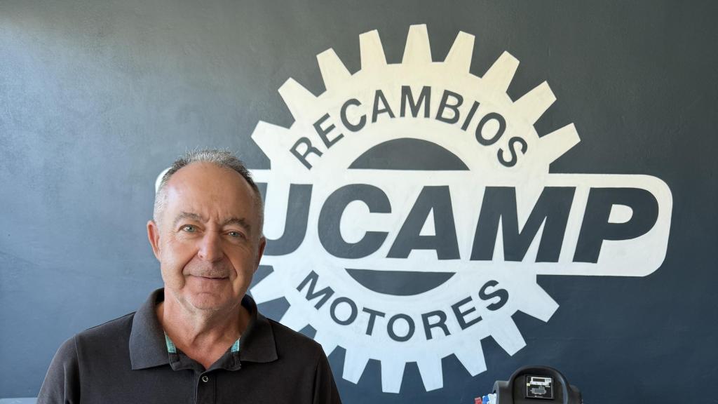 Paco Jurado junto al logo de Jucamp Motores y Recambios.