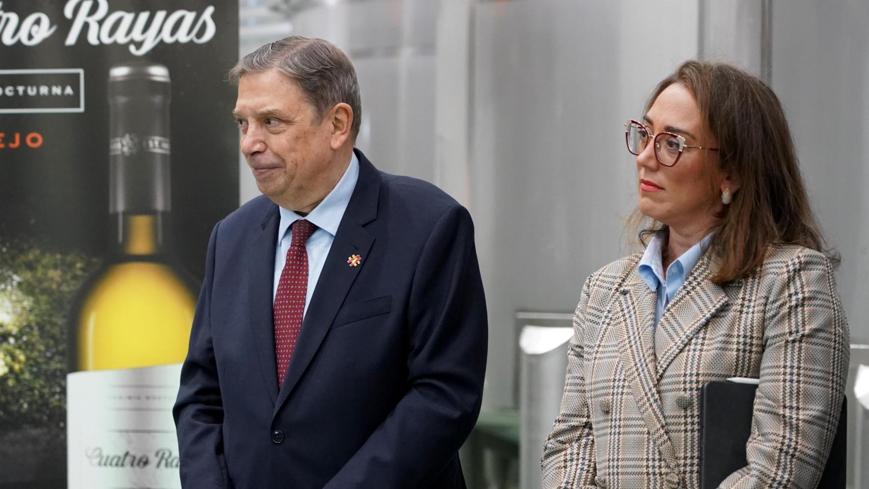 El ministro de Agricultura, Ganadería, Pesca y Alimentación visita una bodega de Valladolid acompañado de la consejera de Agricultura, Ganadería y Desarrollo Rural de la Junta de Castilla y León.