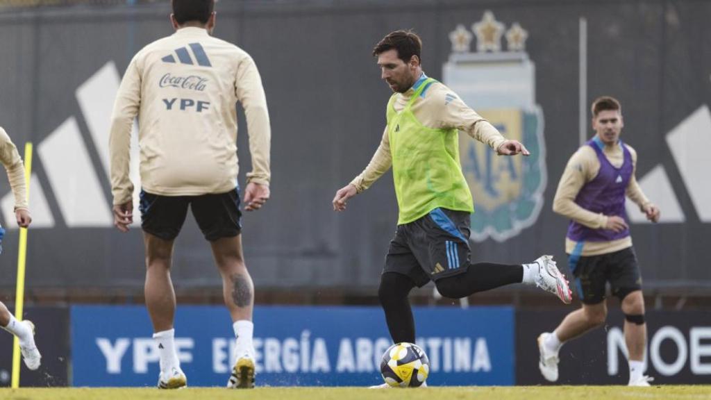 Messi con el balón en un entrenamiento de la selección argentina este verano.