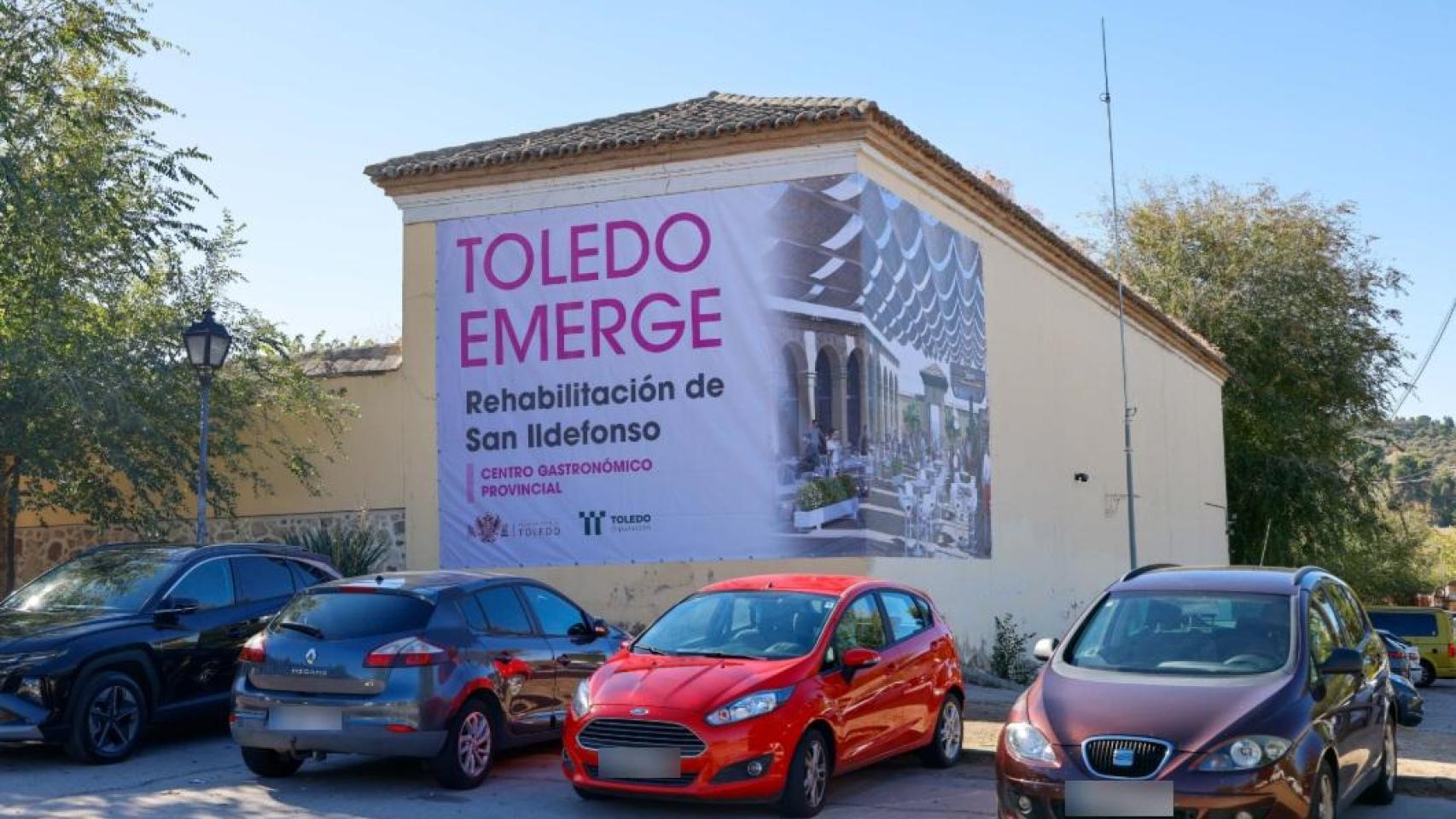 Una lona ya anuncia el proyecto de 'Toledo Emerge' en el centro cultural San Ildefonso, en la travesía del Cristo de la Vega.