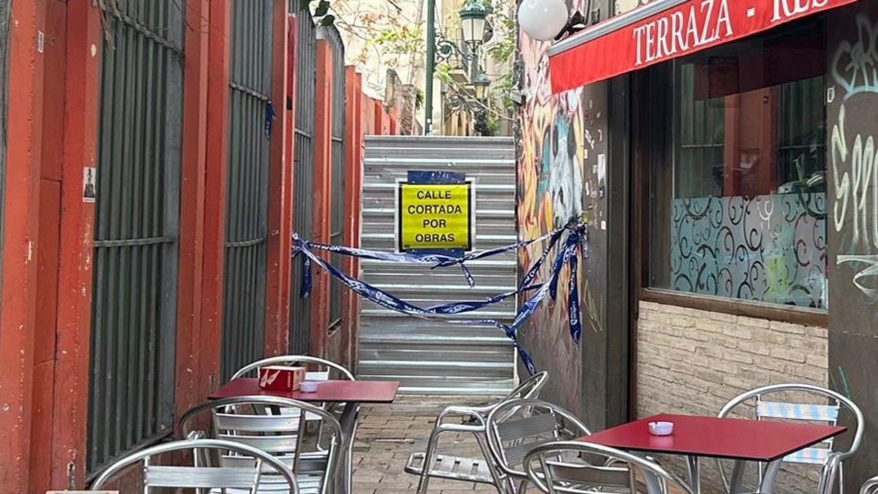 Valla situada en la calle del Tubo afectada por el derrumbe.