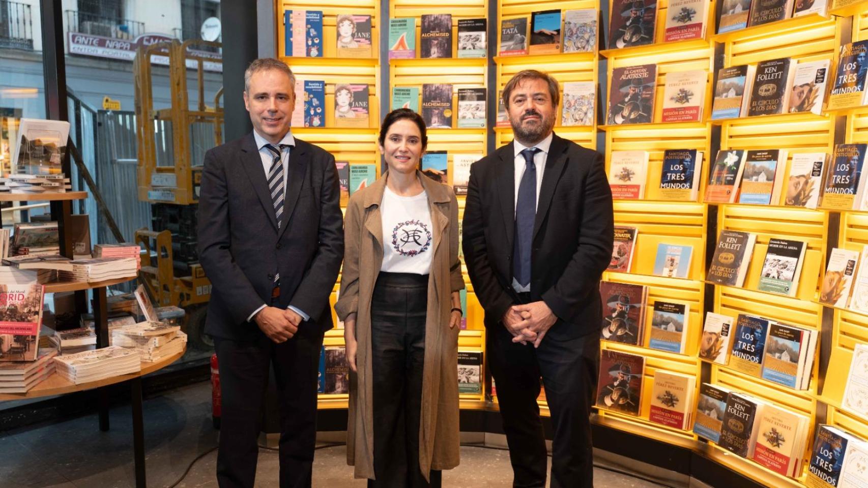 De izquierda a derecha: el director general de FNAC España, Domingo Guillén, la presidenta de la Comunidad de Madrid, Isabel Díaz Ayuso, y Enrique Martínez, consejero delegado global de Fnac Darty, durante la reapertura del Fnac de Callao.
