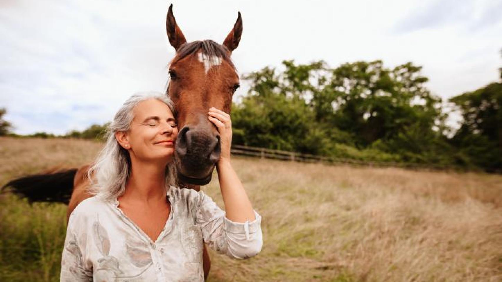 Una mujer con un caballo.