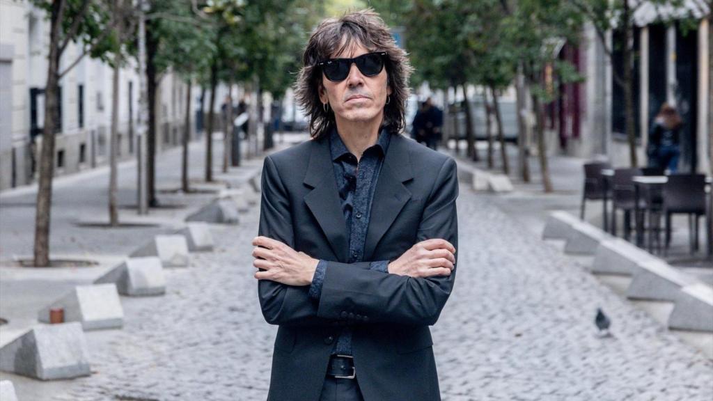 El músico Rubén Pozo posa para Europa Press en la Cervecería Santa Bárbara, a 30 de octubre de 2025, en Madrid.