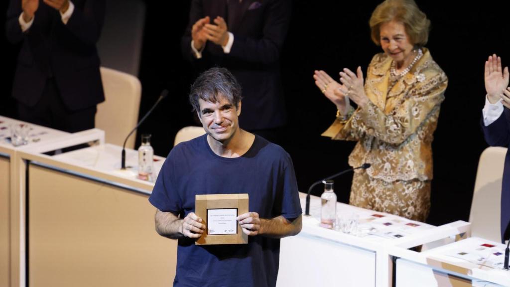 Chino Moya receives the Digital Art award from Queen Sofía during the gala of the 40th edition of the BMW Painting Awards. Photo: Juanjo Martín / EFE