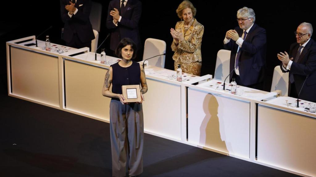 Amaya Suberviola tras recibir de manos de la Reina Sofía el 40.º Premio BMW de Pintura. Foto: Juanjo Martín / EFE