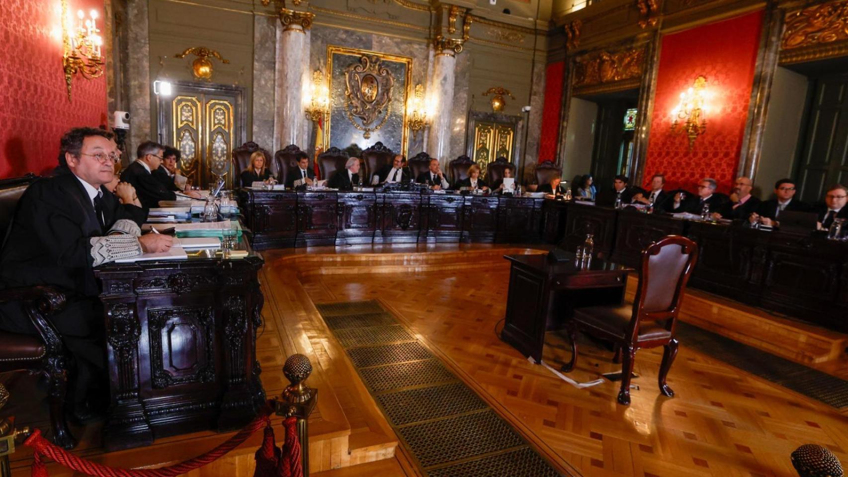 García Ortiz, sentado este lunes en estrados en el Tribunal Supremo, al inicio del juicio en su contra.