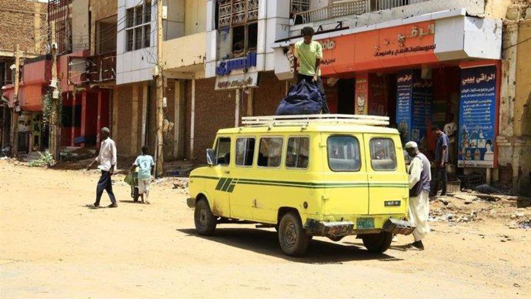 Vehículo cerca de un comercio en la ciudad de Omdurman (Sudán).