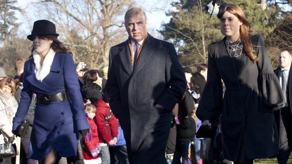 El príncipe Andrés con sus dos hijas en la misa de Navidad de 2010.