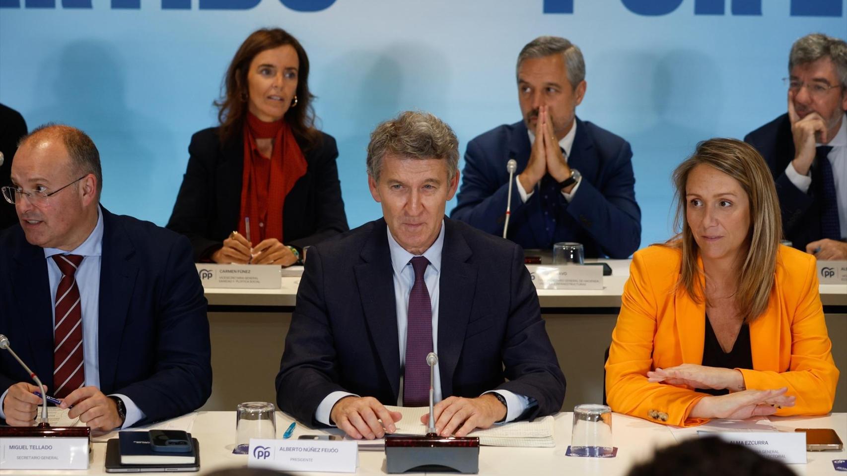 Alberto Núñez Feijóo, en el Comité Ejecutivo del PP, entre Miguel Tellado y Alma Ezcurra.