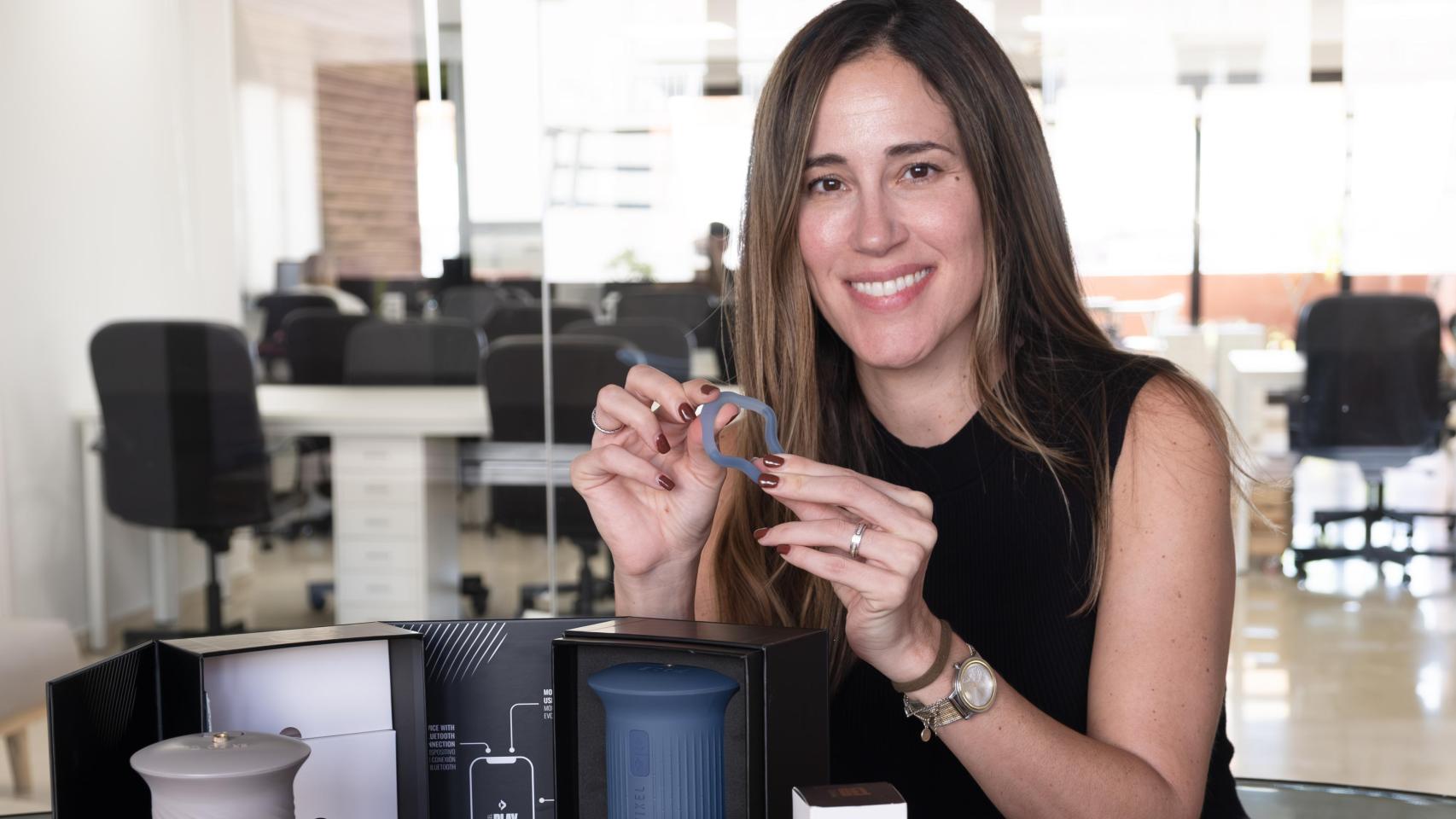 Patricia López posa con algunos de los productos terapéuticos que comercializan.