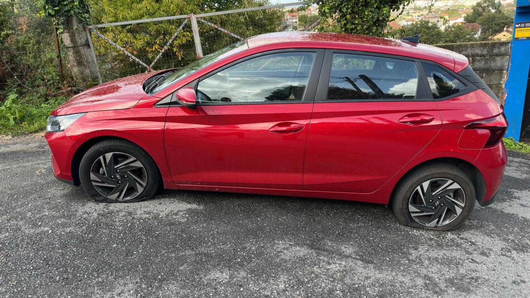 Un coche con las ruedas pinchadas en Cabral.