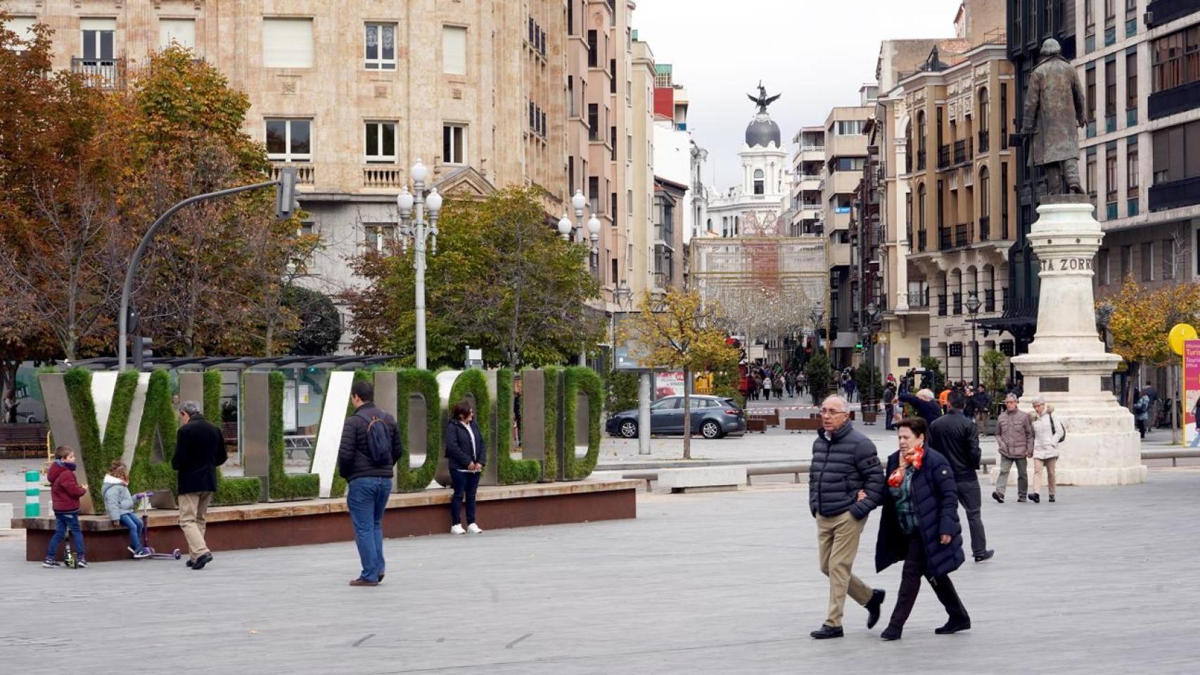 Varios ciudadanos en la Plaza Zorrilla de Valladolid