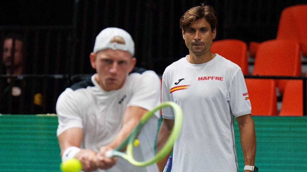 Alejandro Davidovich golpea una bola ante la atenta mirada de David Ferrer
