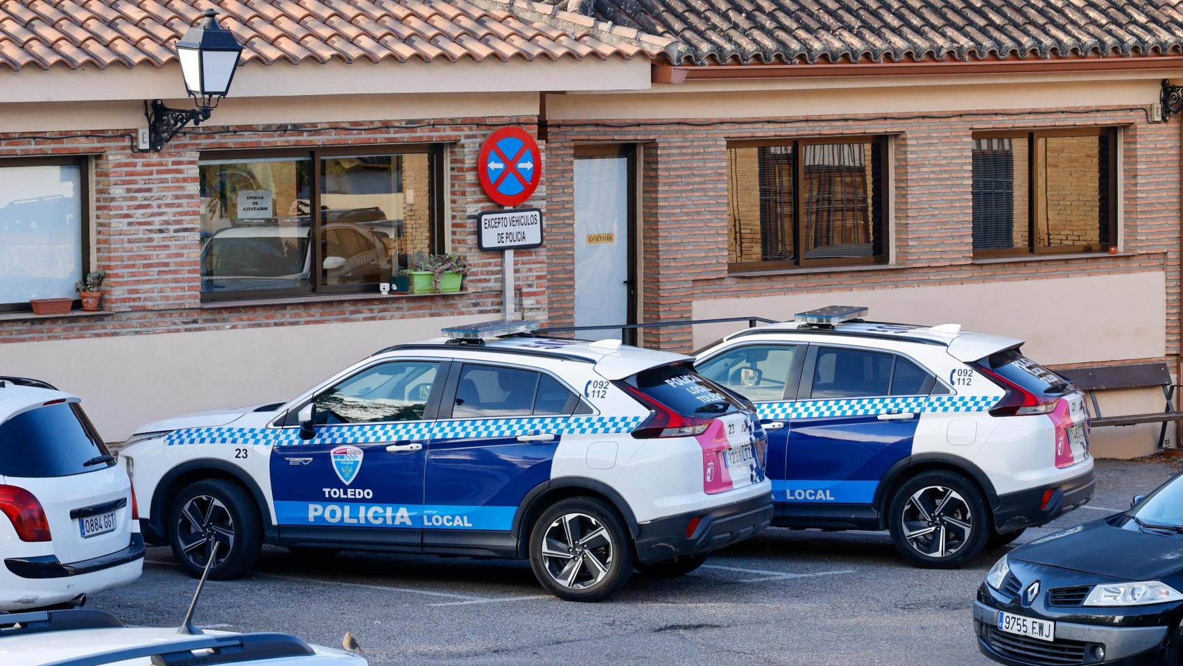 Varios vehículos de la Policía Local de Toledo.