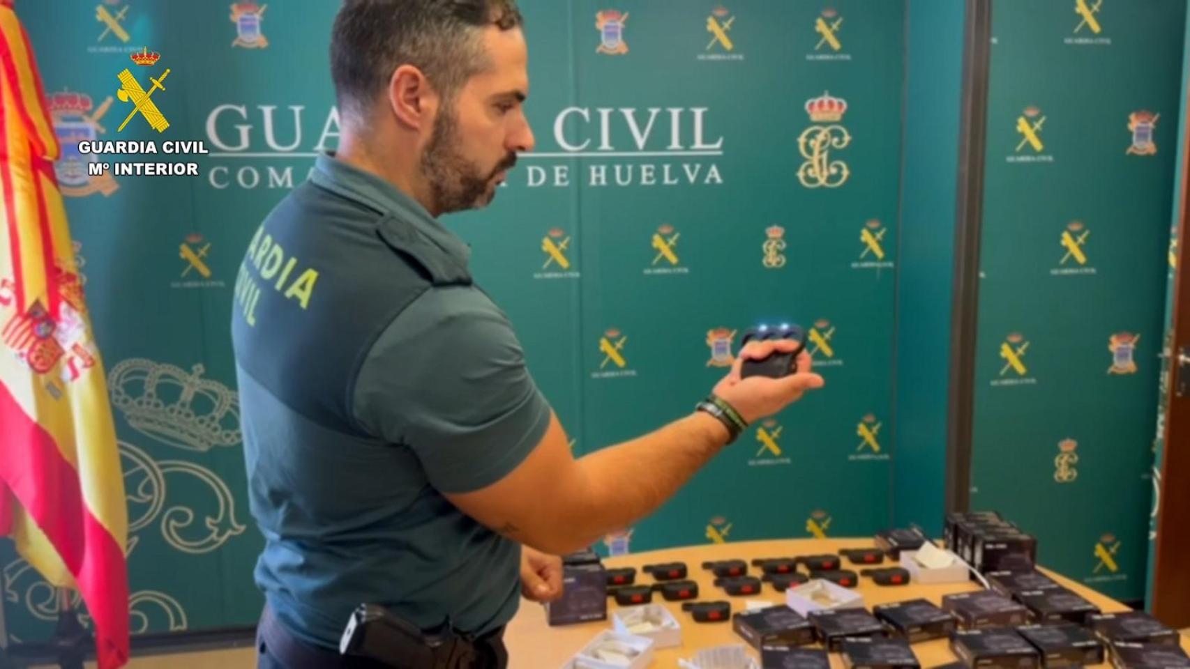 Un agente de la Guardia Civil, con uno de los puños americanos intervenidos.