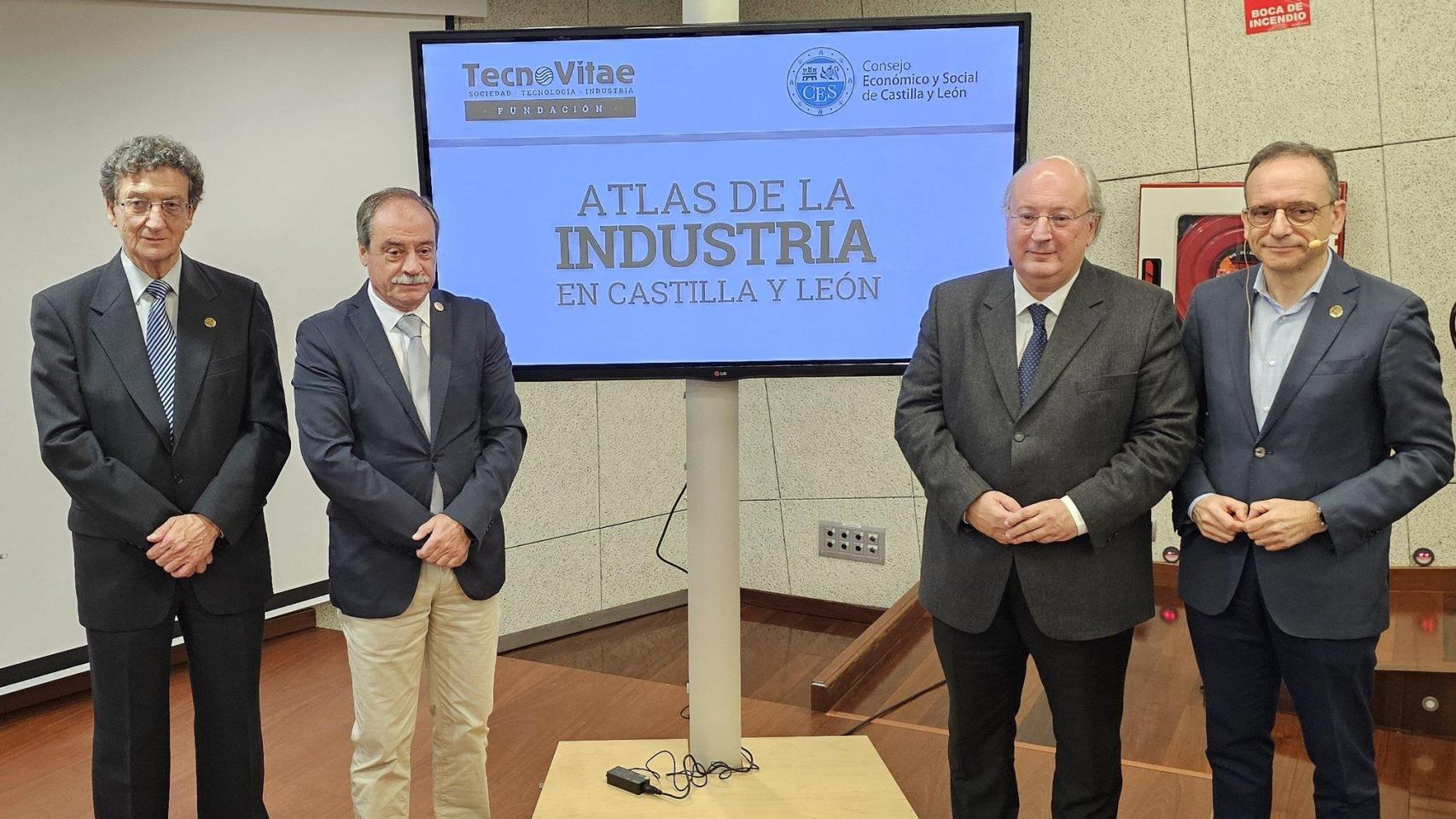 El exdecano del Colegio de Ingenieros de Valladolid José Luis Lara, el presidente de Fundación TecnoVitae, Rafael Álvarez, el presidente del CES, Enrique Cabero, y el director general de TecnoVitae, Javier Escribano, durante la rueda de prensa de este martes