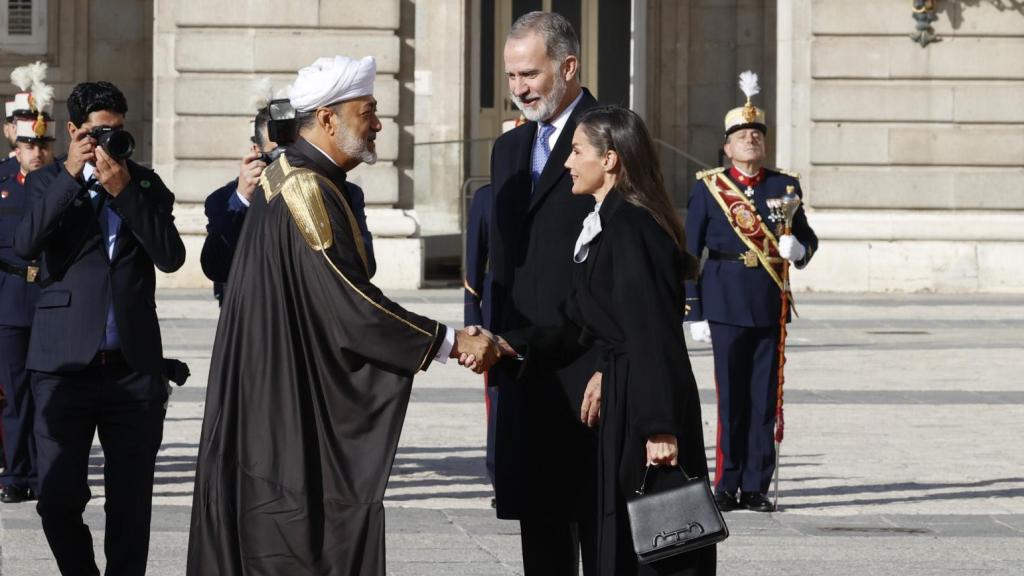 Los reyes de España con el Sultán de Omán en el Palacio Real este martes 4 de noviembre de 2025.