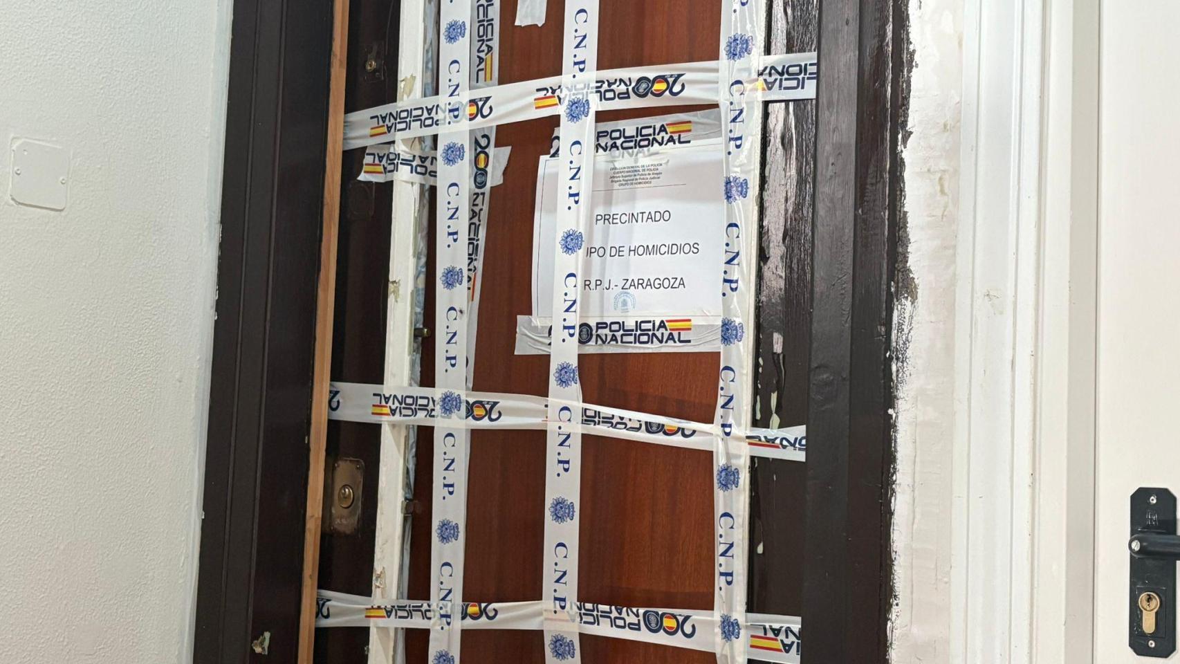 Domicilio de los hechos acordonado por la Policía Nacional