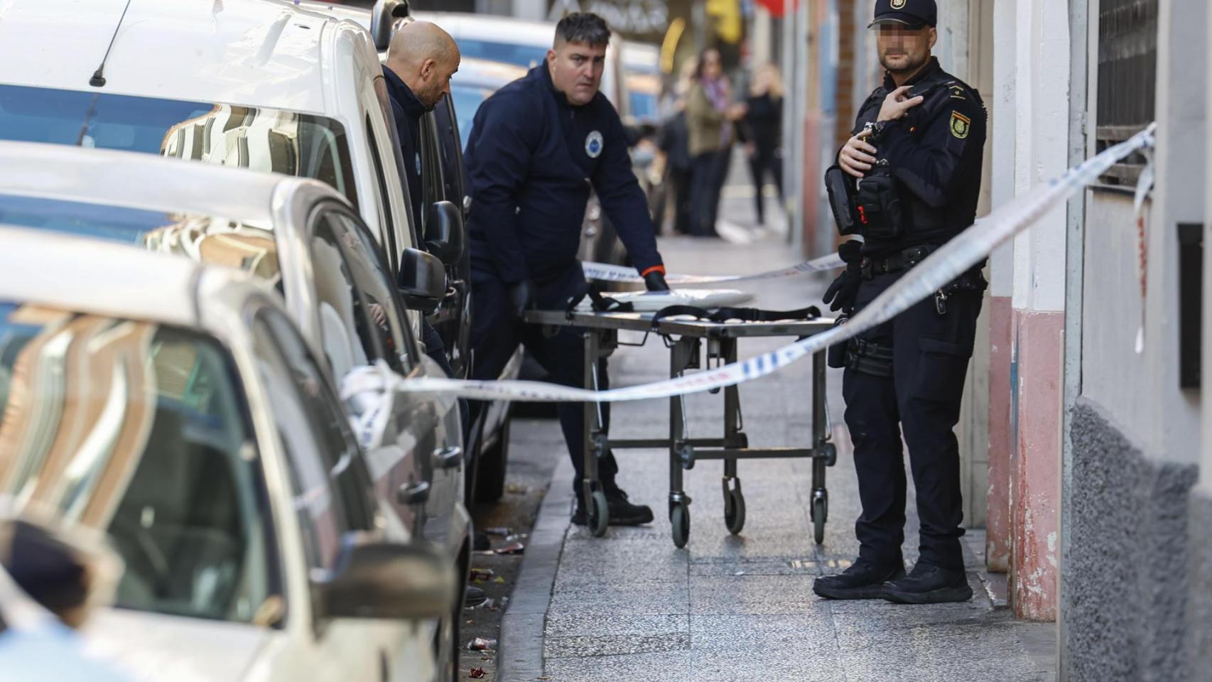 Precinto policial en el acceso a la vivienda donde se ha perpetrado el homicidio de una mujer de 49 años este martes en Zaragoza