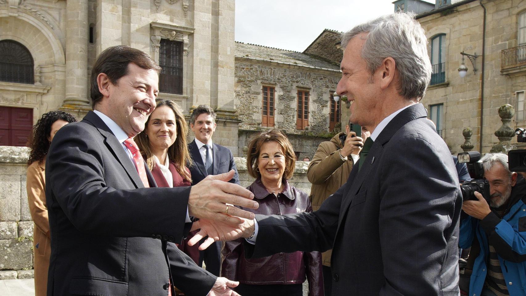 El presidente de la Junta de Castilla y León, Alfonso Fernández Mañueco y el presidente de la Xunta de Galicia, Alfonso Rueda, se saludan antes de participar en la II edición del Foro Ancares 'Los Retos del Noroeste', este martes en Lugo
