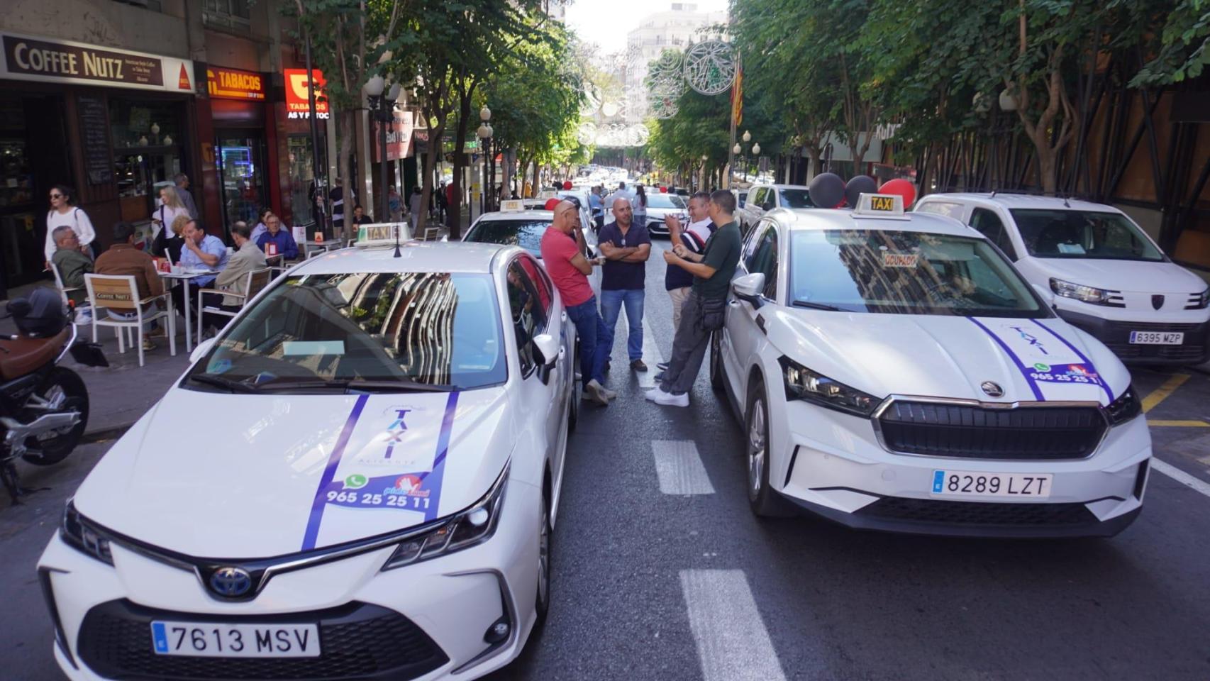 Protestas de los taxis de Alicante este martes.
