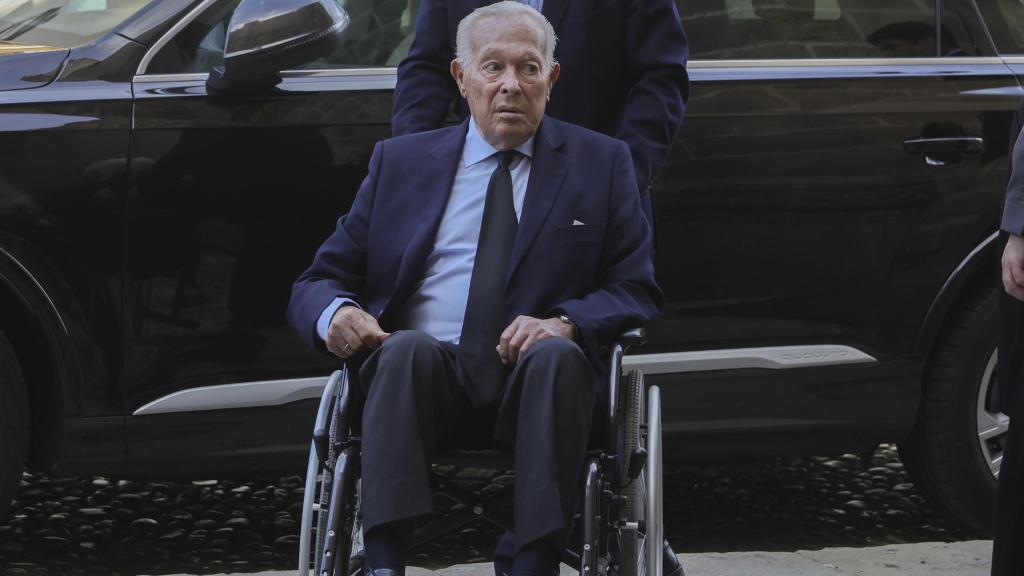 Curro Romero, llegando para dar el último adiós a Rafael de Paula.