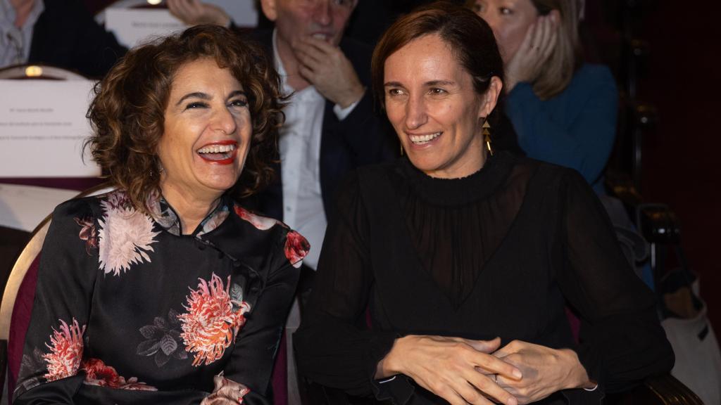María Jesús Montero, vicepresidenta primera del Gobierno y ministra de Hacienda, y Mónica García, ministra de Sanidad.
