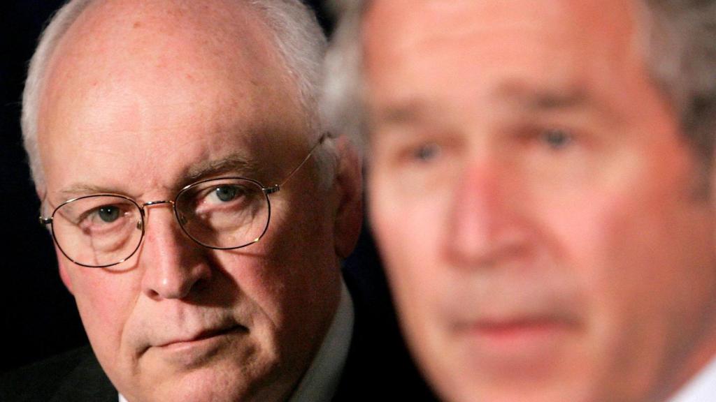 Dick Cheney supervisa una intervención del presidente Bush en Washington, en 2007.