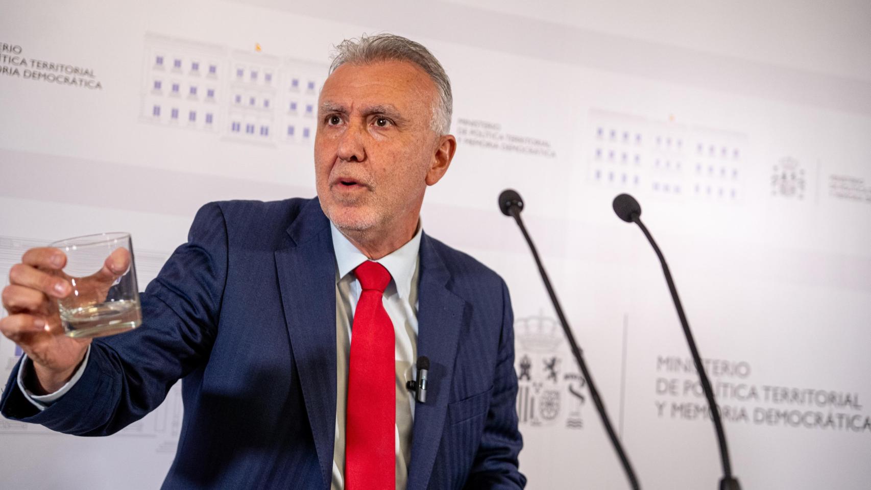 Ángel Víctor Torres, este martes, durante su rueda de prensa.