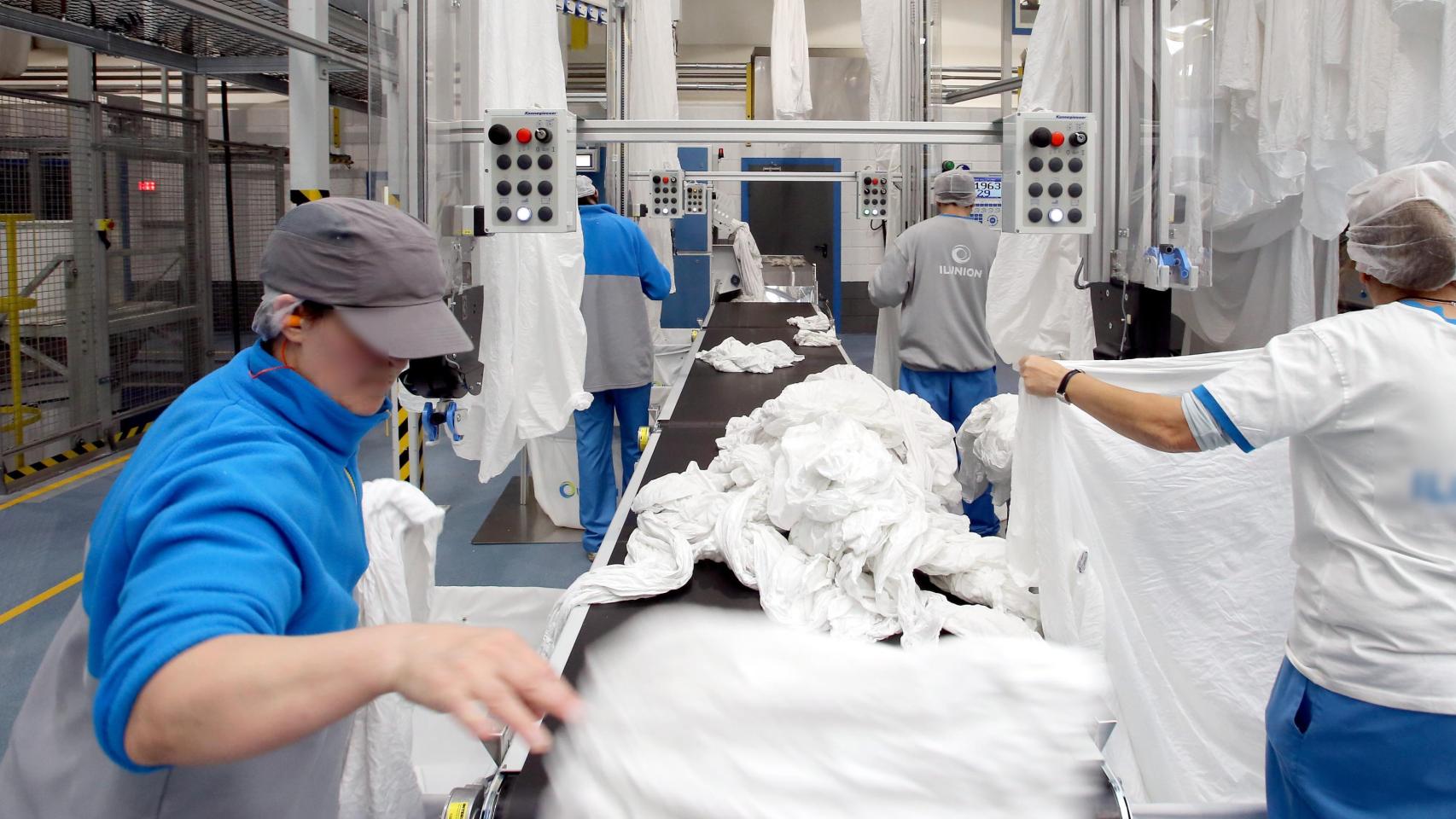 Los trabajadores de una tintorería industrial.
