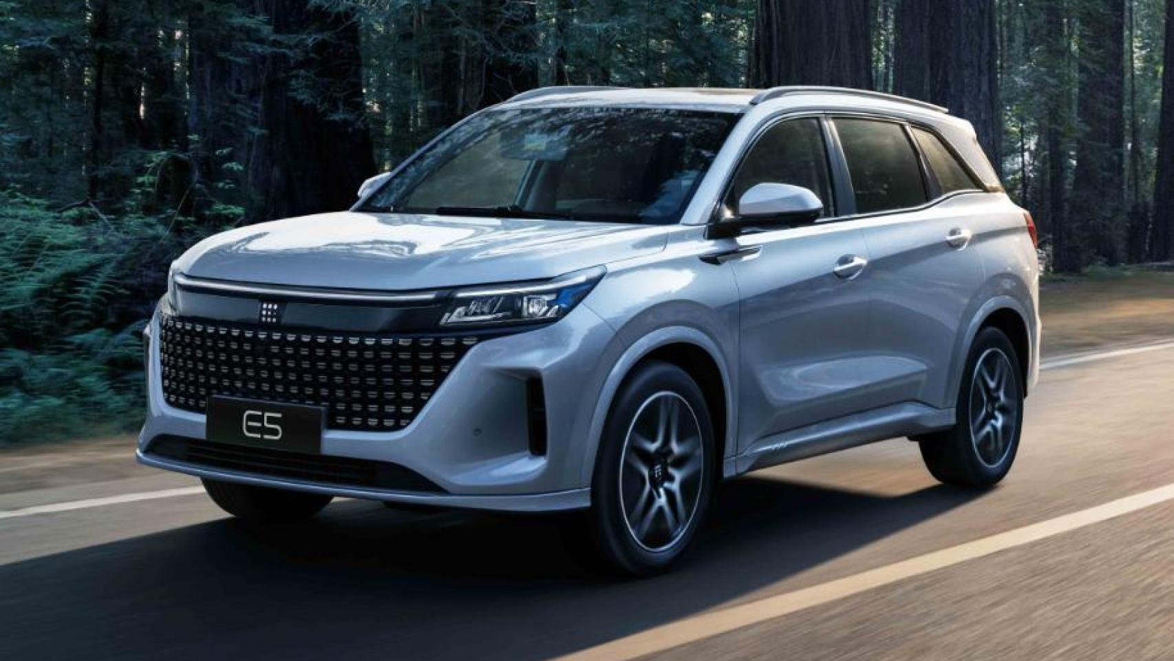 Su sistema de carga se completa en 4 horas y su motor de ciclo Atkinson mejoran el rendimiento y reducen el consumo.