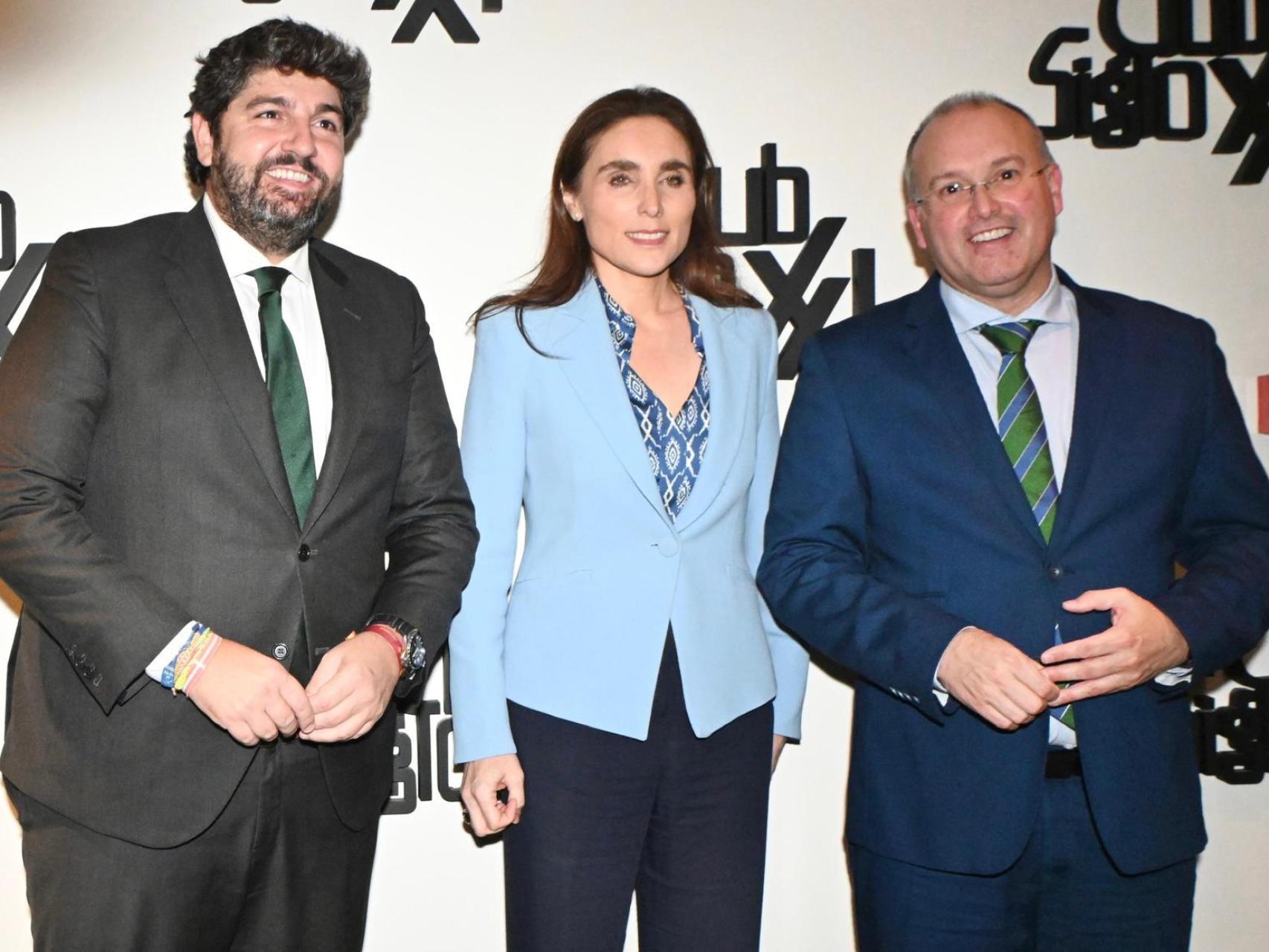 El presidente de la Región de Murcia, Fernando López Miras, este martes, junto al secretario de organización del PP, Miguel Tellado, en el almuerzo coloquio organizado por el Club Siglo XXI.