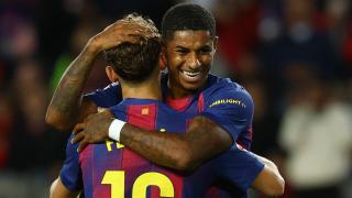 Rashford celebra junto a Fermín López el gol marcado ante el Elche en La Liga.