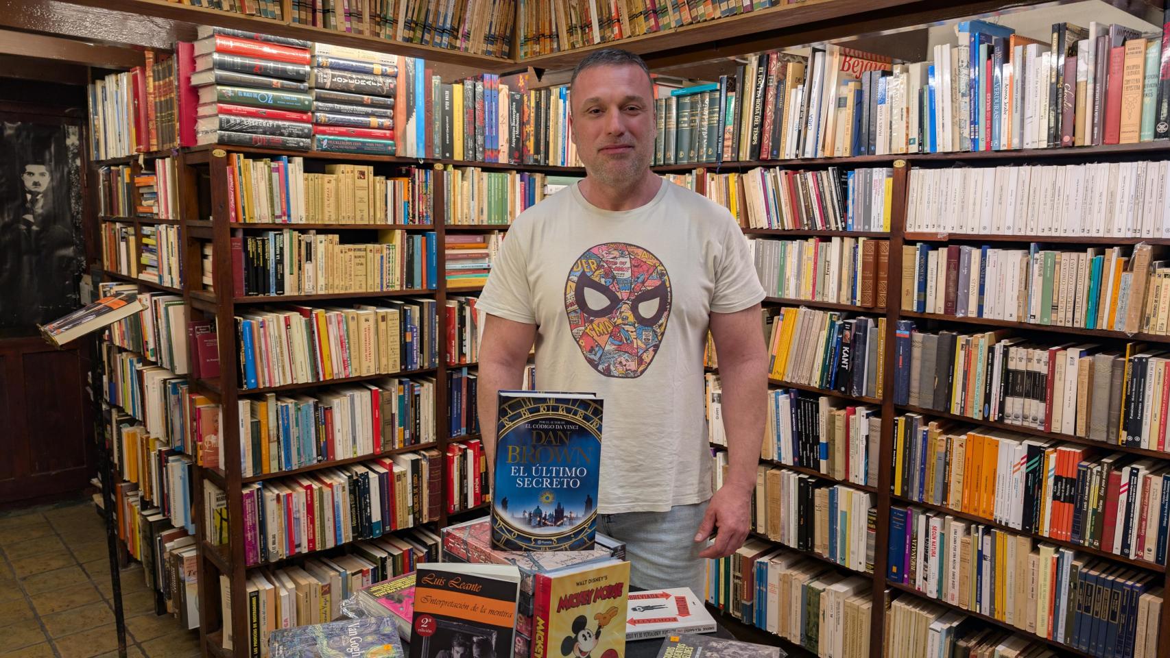 Jorge Selfa, en este local que atesora miles de libros.