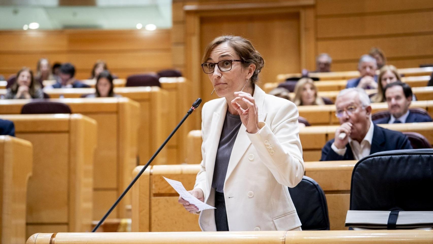 La ministra de Sanidad, Mónica García, interviene durante una sesión plenaria del Senado este martes 4 de noviembre.