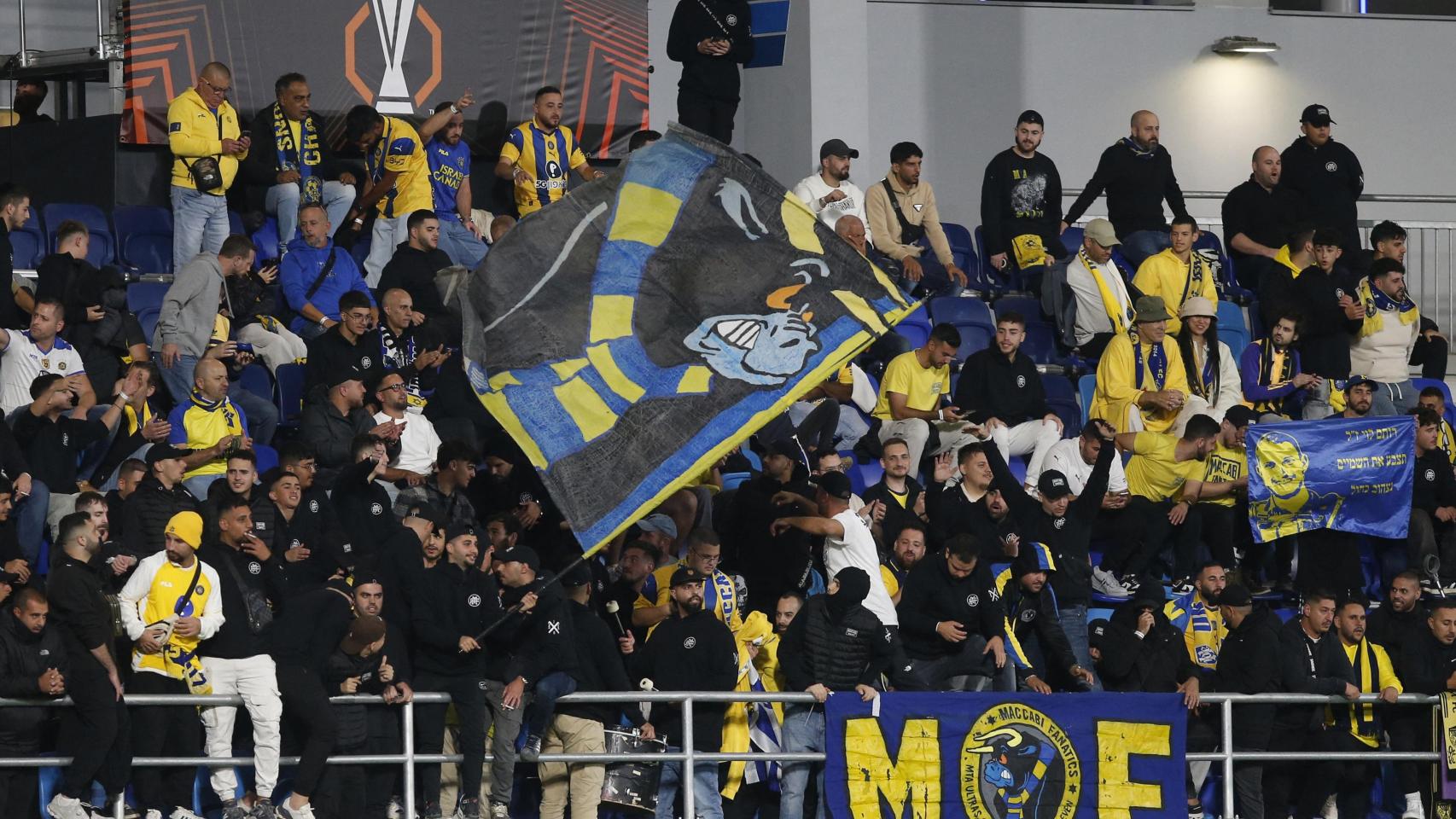 Aficionados del Maccabi al Aston Villa en un partido de su equipo como locales en Serbia
