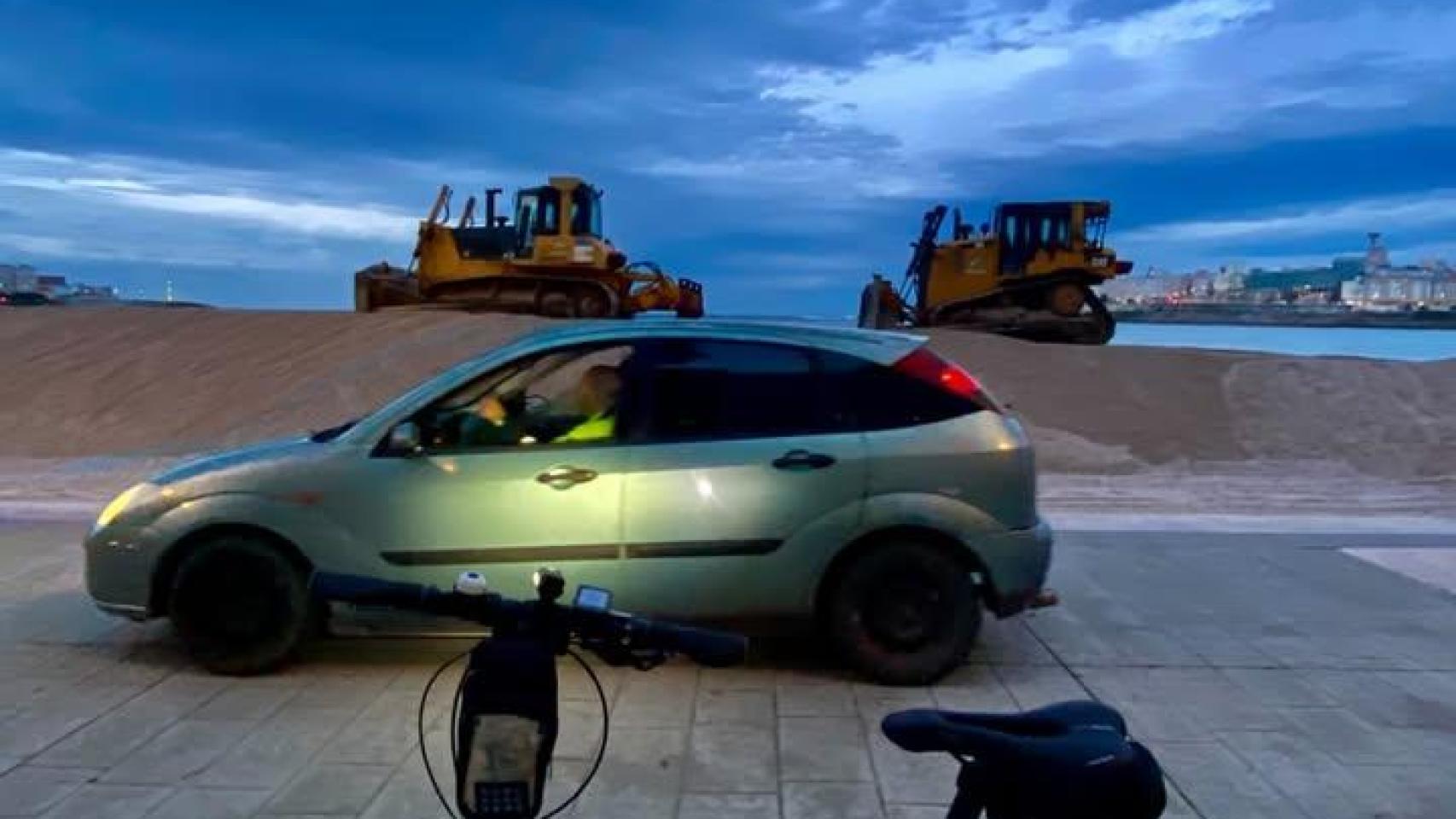 Un coche circulando por el paseo marítimo de A Coruña