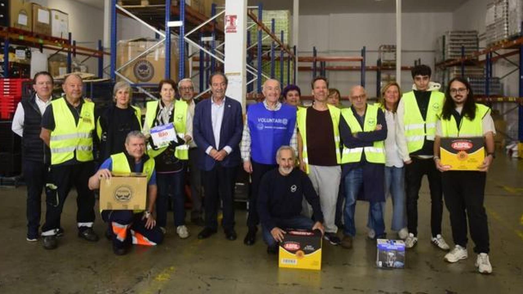 Voluntarios del Banco de Alimentos de Rias Altas, junto al presentador Xosé Ramón Gayoso, el padrino de esta iniciativa