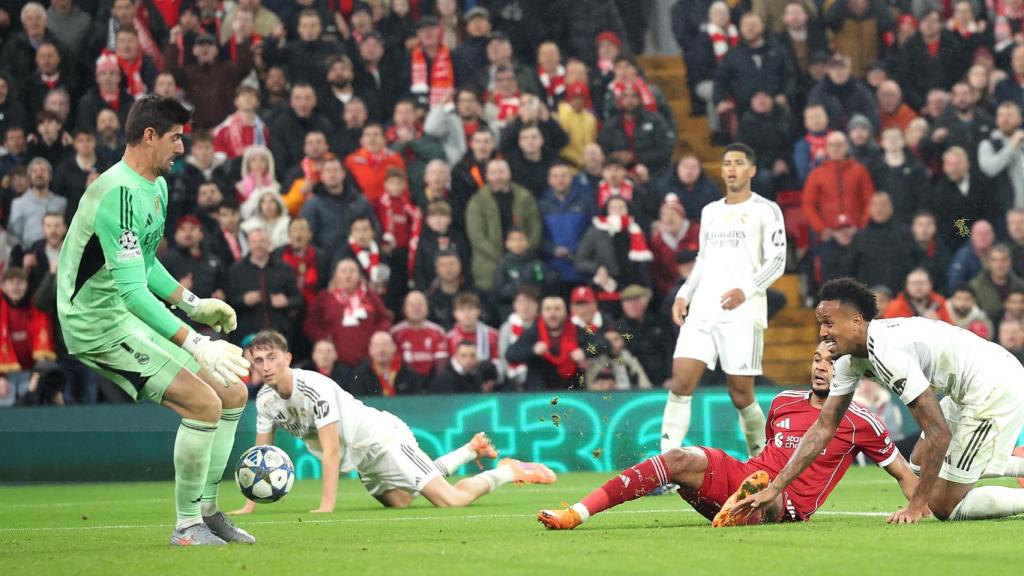 Courtois impide el gol de Gakpo.