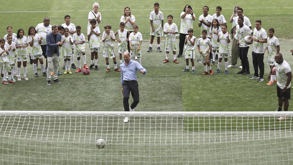 El príncipe Guillermo lanza un penalti en el Maracaná.