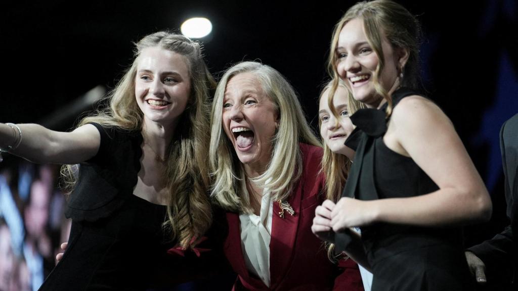 La demócrata Abigail Spanberger con su familia en el escenario tras su discurso de victoria.