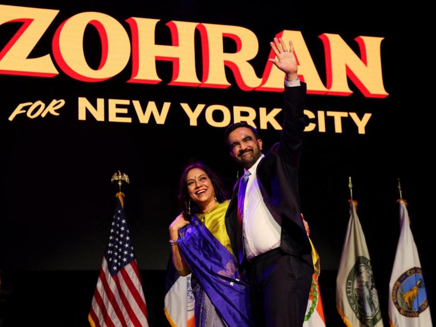 Zohran Mamdani celebrates his victory as mayor of New York with his mother, Mira Nair.