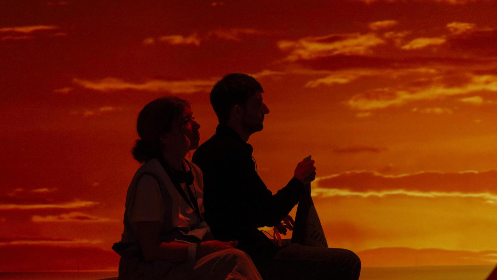 Dos de los participantes en la actividad admiran una de las experiencias inmersivas de 'Somos Naturaleza'.