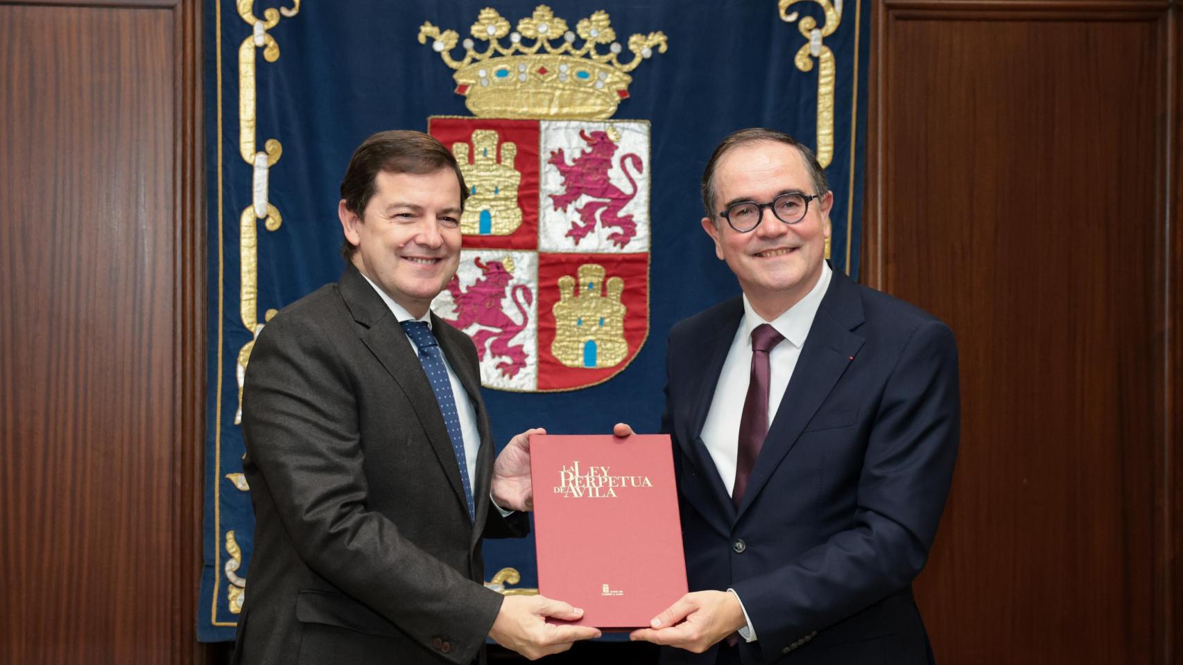 El presidente de la Junta, Alfonso Fernández Mañueco y el CEO de Renault Group. François Provost, durante su reunión de este miércoles