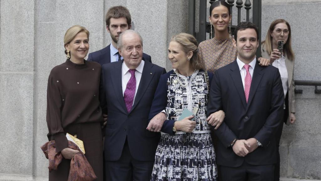El rey Juan Carlos, con sus hijas, las infantas Elena y Cristina, y sus nietos Victoria Federica y Froilán, en la boda de Martínez Almeida y Teresa Urquijo, en abril de 2024.