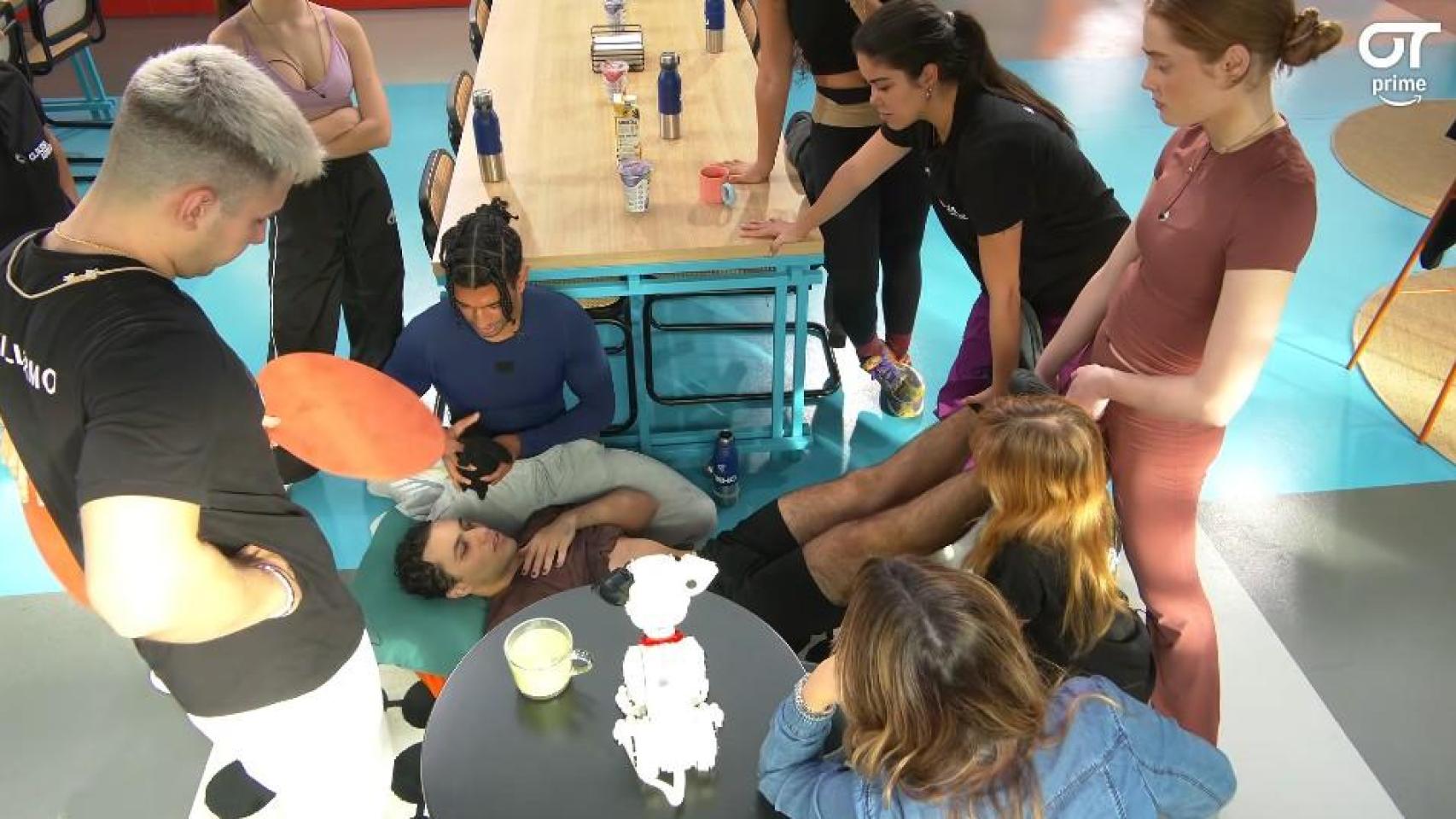 Tinho, concursante de 'OT 2025', sufre un mareo tras una clase de deporte.