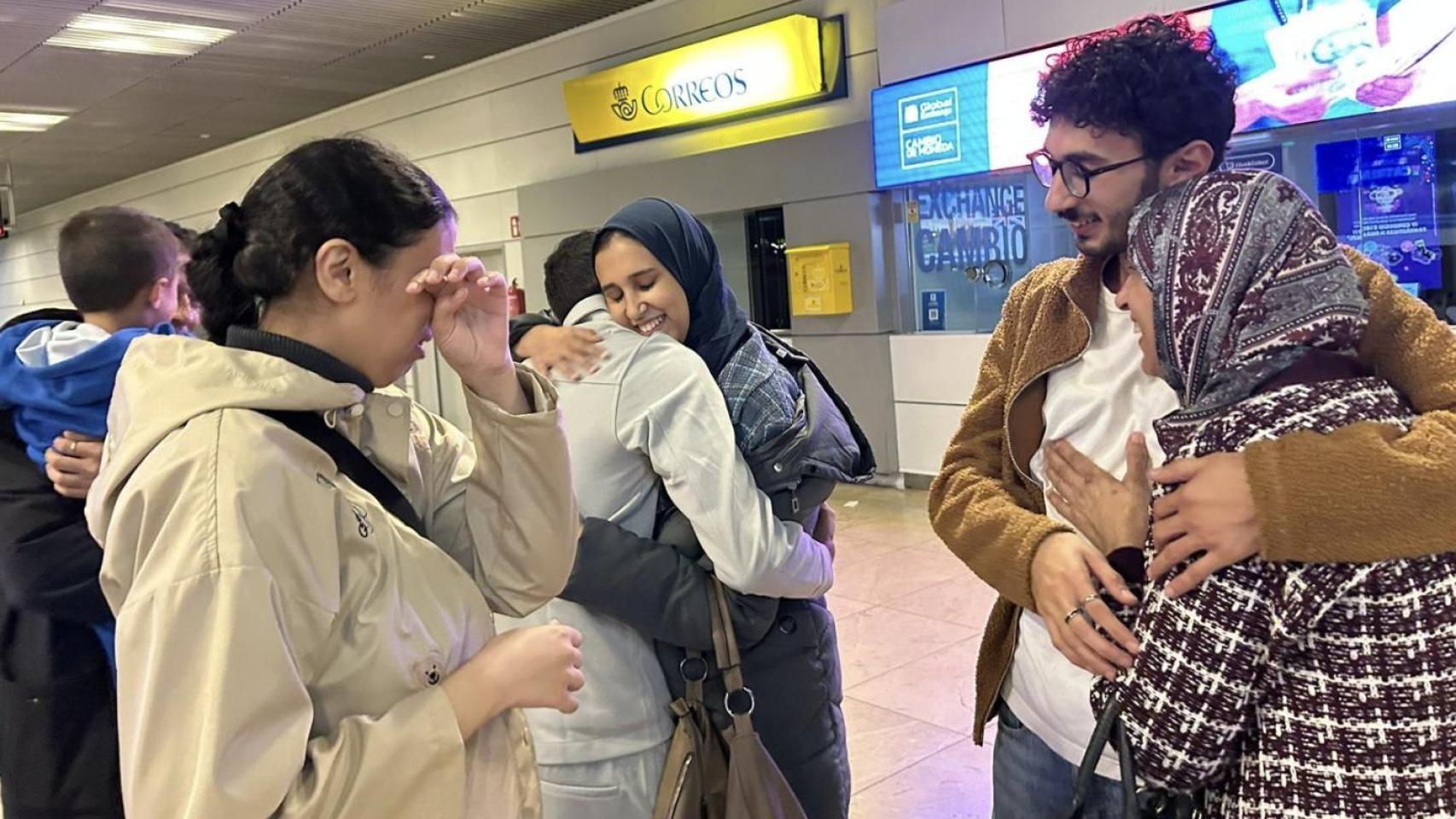 El vallisoletano Fayad recibe a su familia en el aeropuerto
