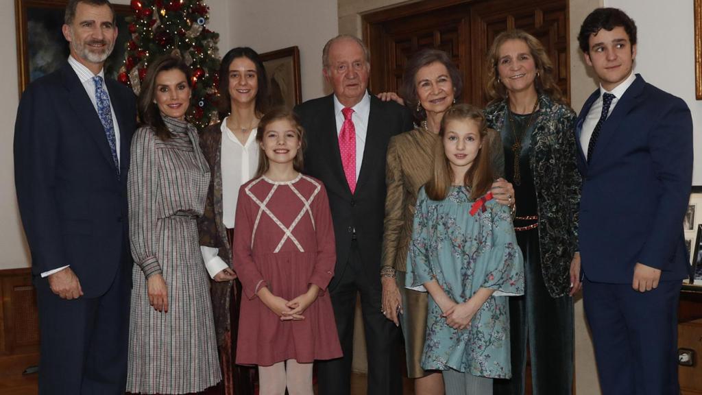 Los Eméritos con Felipe VI, Letizia, Elena y parte de sus nietos, en 2018.
