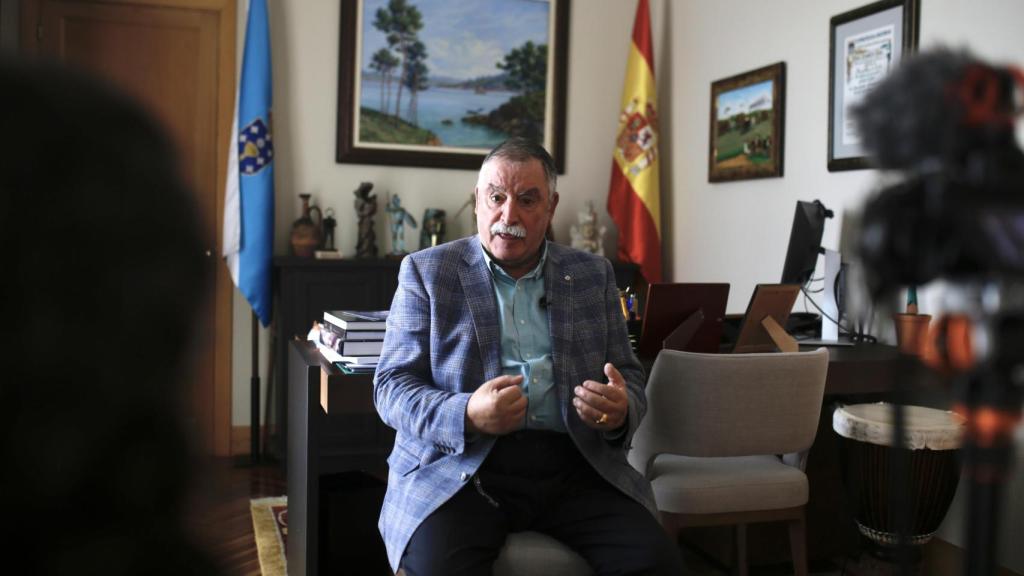 Ángel García Seoane, alcalde de Oleiros, no seu despacho durante a entrevista a Quincemil.